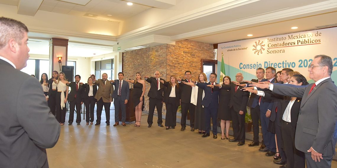 Atestiguan representantes del Ayuntamiento de Hermosillo relevo en el Colegio de Contadores de Sonora