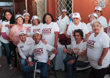 Vecinos de los sectores San Vicente, Gil Samaniego y Petrolera reciben a la doctora Karla Córdova González, candidata a la presidencia municipal