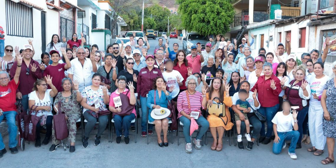 Vecinos del sector La Muralla escuchan propuestas de la doctora Karla Córdova González, candidata a la presidencia municipal