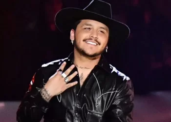 Critican a Nodal por borrar fotos de su hija Inti y Cazzu en redes