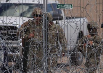 Migrantes acusan a Guardia de Texas de dispararles mientras duermen