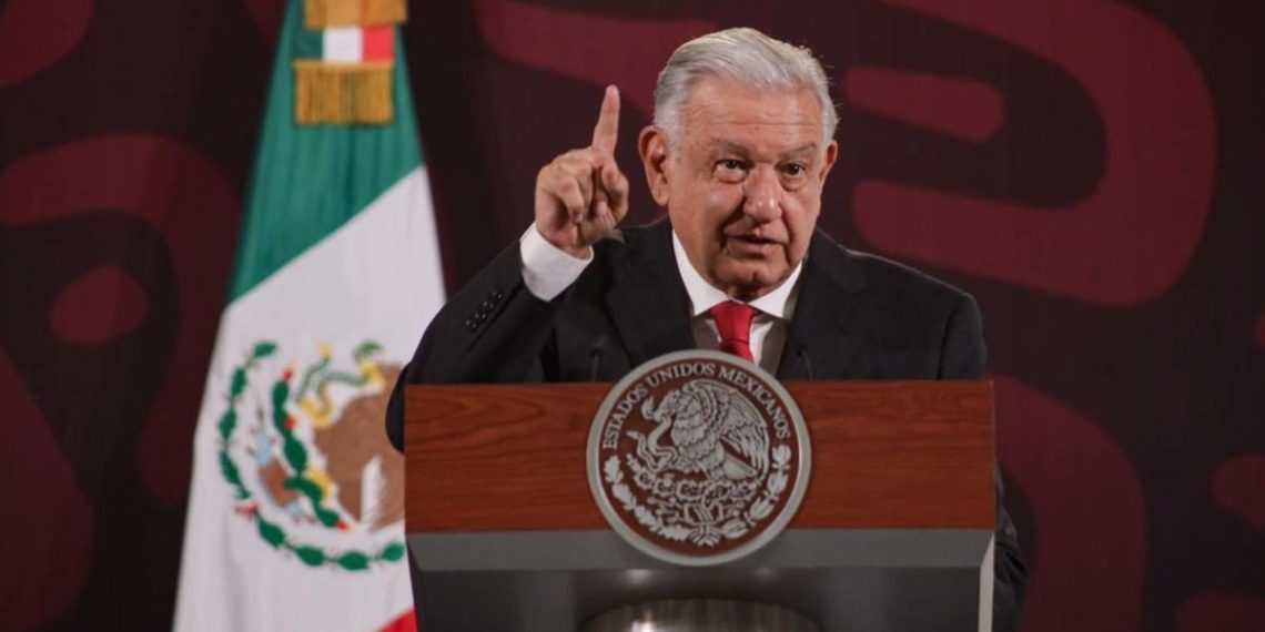 AMLO acusa que falta de médicos especialistas es por ‘política privatizadora’