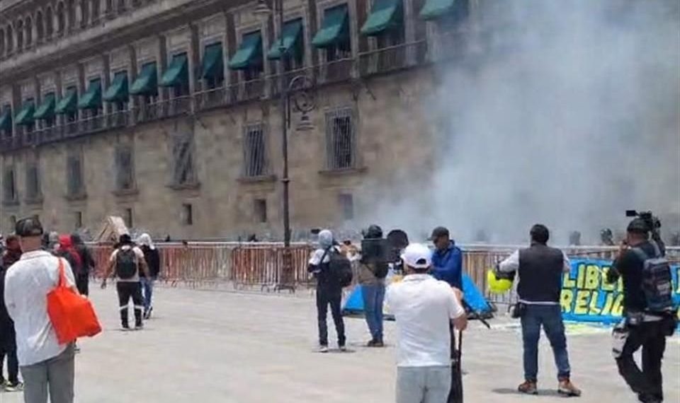 Normalistas de Ayotzinapa lanzan petardos a fachada de Palacio Nacional; 26 policías están heridos