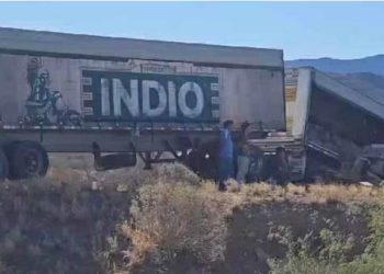 Tráiler de empresa cervecera vuelca en carretera Guaymas – Hermosillo