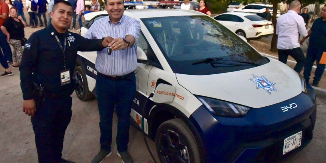 Entrega Toño Astiazarán patrulla eléctrica a vecinos de colonia Altares