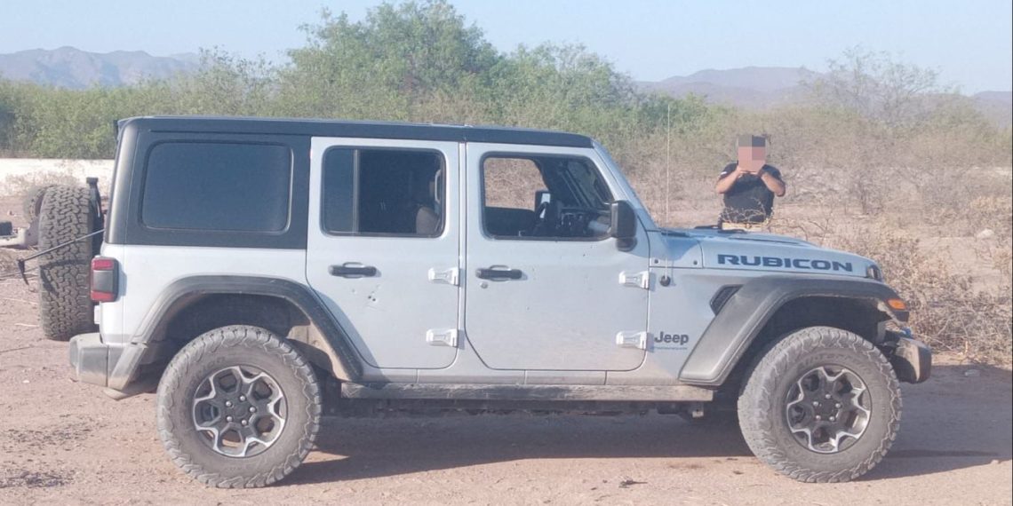 Asegura FGJES armas largas en vehículo de sujetos neutralizados en Guaymas