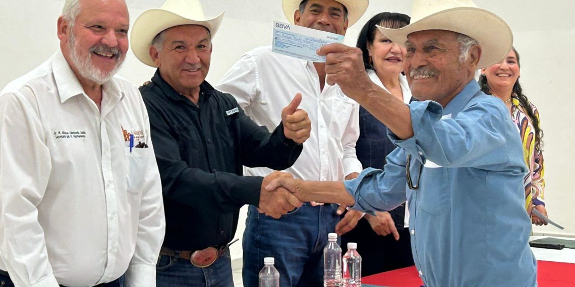 Reciben pequeños ganaderos de Álamos crédito del programa Estratégico de Protección Civil en Materia Hídrica