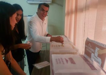 Ramón Flores ejerce su derecho al voto
