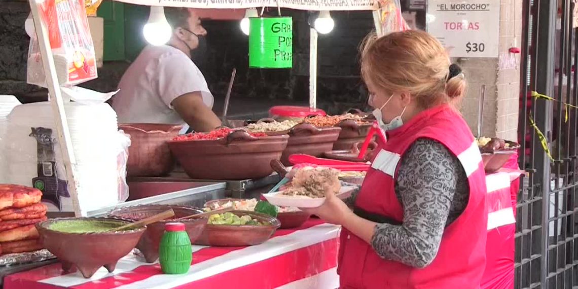 Aumento de 400% en precio de cilantro afecta a taquerías