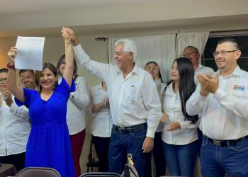 Entrega de Constancia de Mayoría a la Lic. Esmeralda González