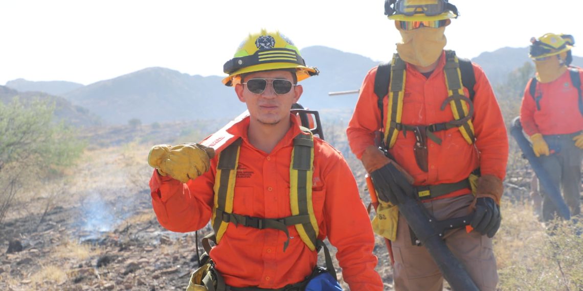 Se despliegan brigadas a Naco para combatir incendio forestal