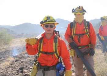 Se despliegan brigadas a Naco para combatir incendio forestal