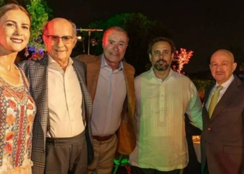 Reaparece Salinas de fiesta en España; posa con Quirino