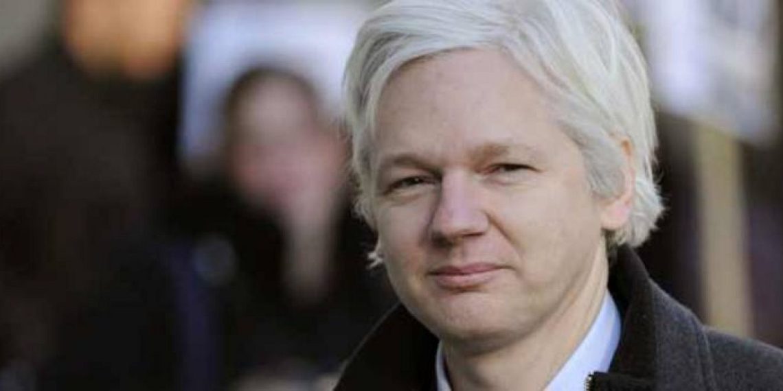 Liberan a Assange tras acuerdo; volverá a Australia