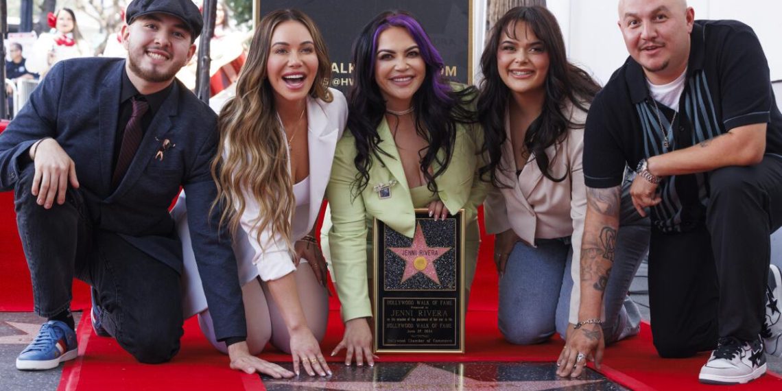 Hijos de Jenni Rivera develan estrella en el Paseo de la Fama de Hollywood