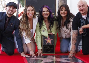 Hijos de Jenni Rivera develan estrella en el Paseo de la Fama de Hollywood