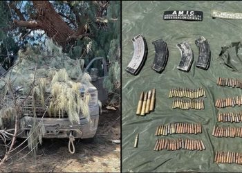 Autoridades decomisan vehículo con armamento en Caborca