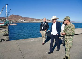 Anuncia Gobernador Durazo plan piloto de Ford para envío de vehículos por el Puerto de Guaymas