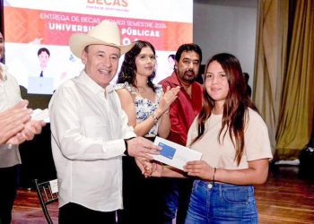Beneficia Gobernador Durazo a navojoenses con entrega de becas y acciones de salud