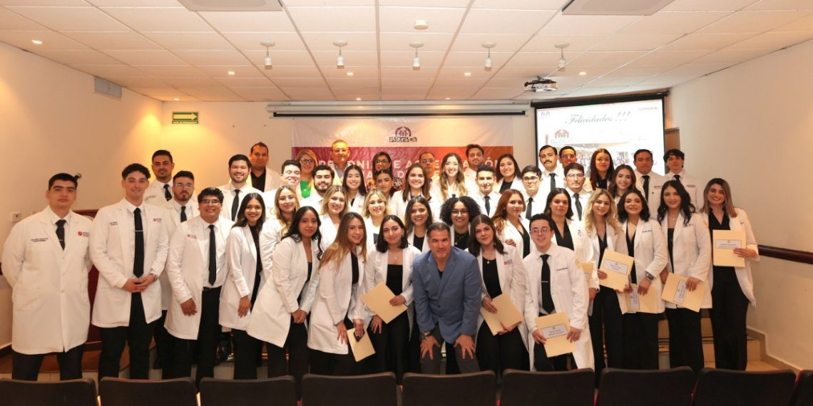 Culminan 40 futuros médicos su internado de pregrado en Isssteson