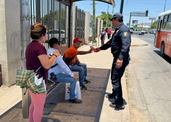 Ayuda Ayuntamiento de Hermosillo a personas a evitar riesgos por altas temperaturas