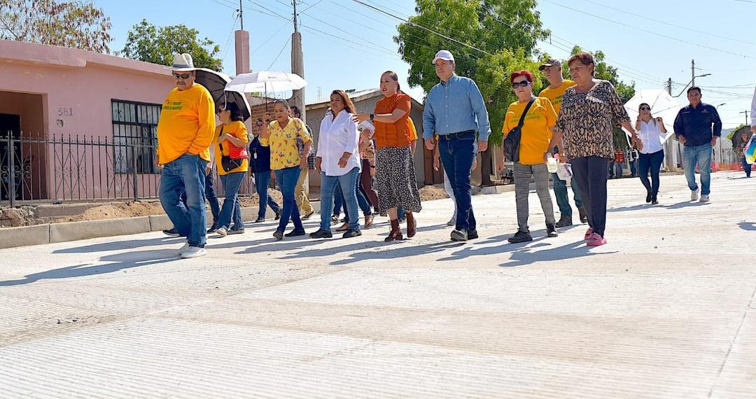 Celebra Toño Astiazarán con vecinos la pavimentación de la avenida Mátape