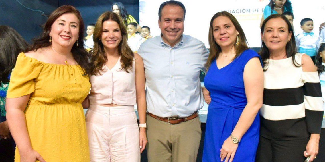 Acompañan Toño Astiazarán y Patty Ruibal a graduados de instancias infantiles DIF