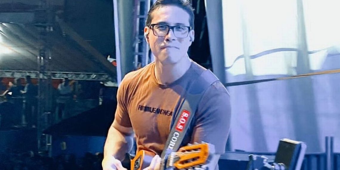 Mientras fan lo abrazaba, muere electrocutado a los 35 años el cantante brasileño Ayres Sasaki