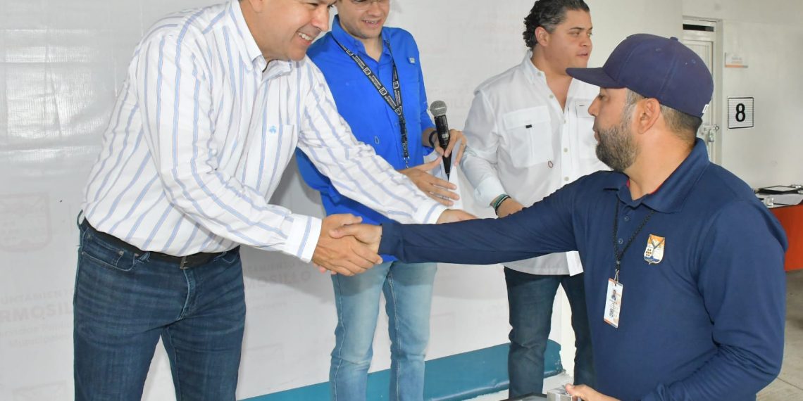 Reconoce Toño Astiazarán a empleadas y empleados municipales