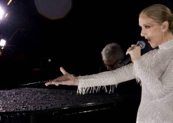Magistral, Céline Dione canta desde las alturas de la Torre Eiffel en inauguracion de París 2024