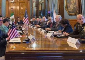 Recibe AMLO a congresistas de EU