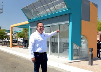 Supervisa Toño Astiazarán prototipo de parada de transporte público