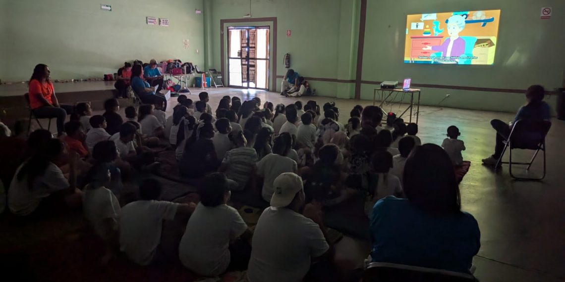 Después de una buena función de cine, las Niñas y los Niños conocieron y pintaron sus derechos en estas vacaciones