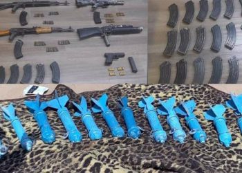 Decomisan arsenal en la costa de Caborca