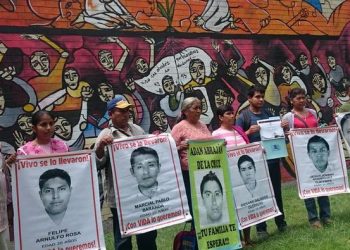 AMLO exculpa al Ejército de la desaparición, en reporte a padres de los 43 normalistas