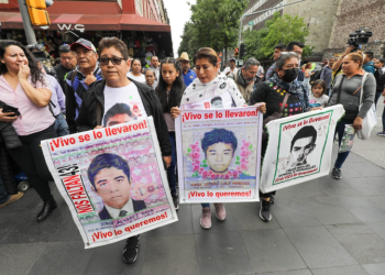 Padres de los 43 de Ayotzinapa, decepcionados de AMLO pero con esperanza en Sheinbaum