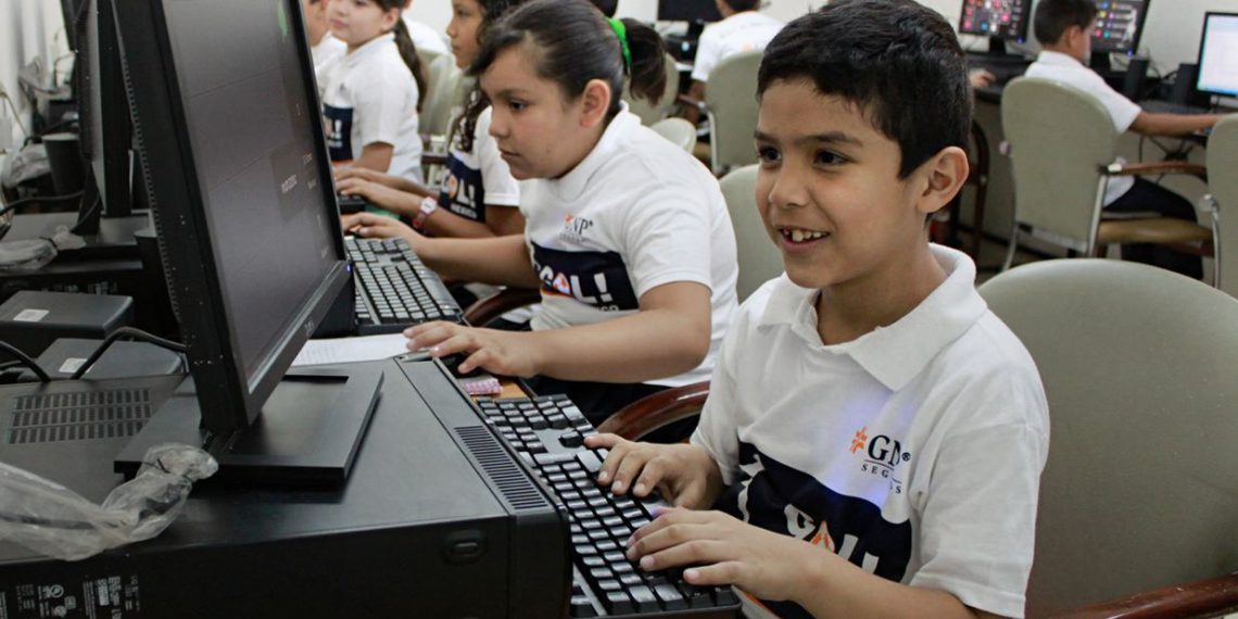 Más de 50% de menores usan internet sin supervisión de adultos: encuesta