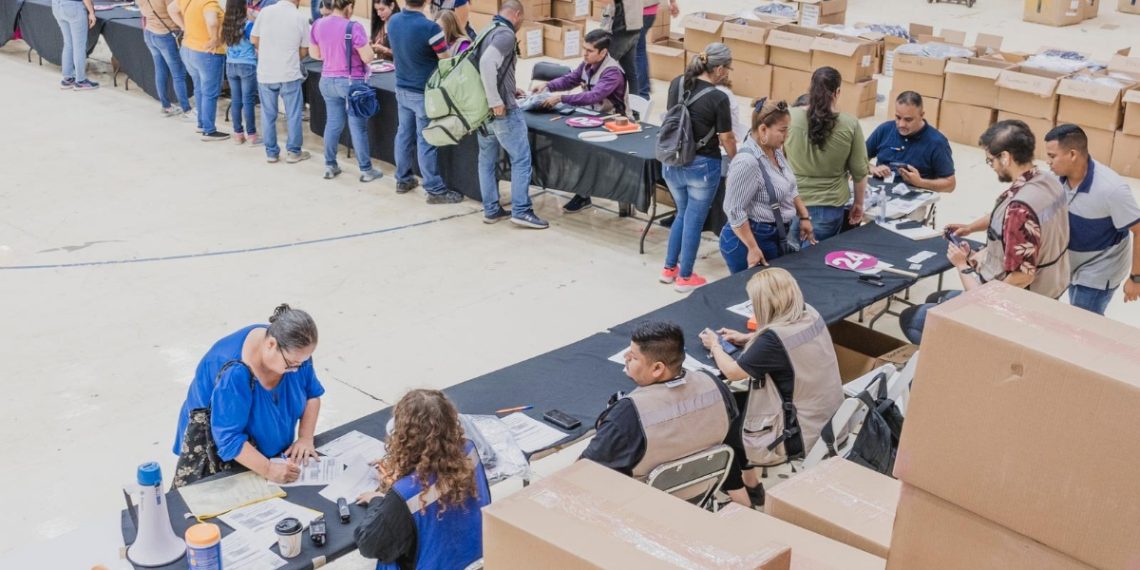 Supervisa SEC entrega de uniformes y zapatos escolares gratuitos