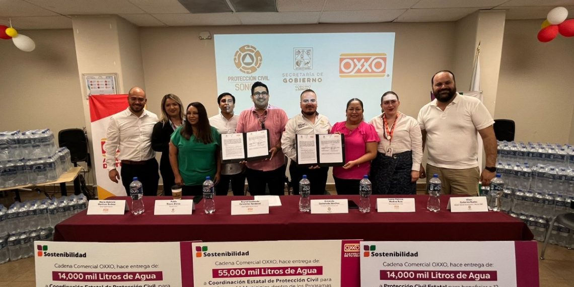 Firma convenio Protección Civil y Oxxo para la entrega de agua a población vulnerable