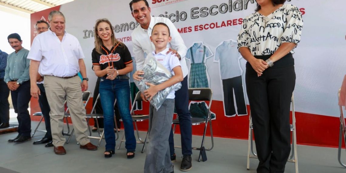 Entrega SEC Sonora los primeros paquetes de uniformes escolares gratuitos en Hermosillo