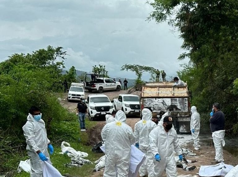 Asesinan a 20 hombres y los dejan en camión de volteo en Chiapas