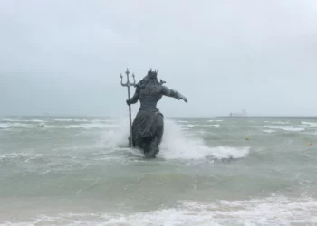 Clausuran estatua de Poseidón por daño ambiental