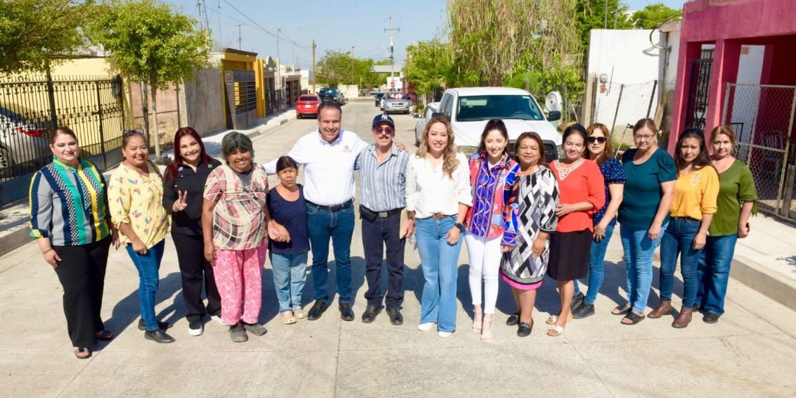 Entrega Toño Astiazarán rehabilitación con concreto hidráulico de calle en la Jacinto López