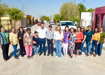 Entrega Toño Astiazarán rehabilitación con concreto hidráulico de calle en la Jacinto López