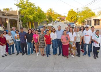 Entrega Toño Astiazarán pavimentación de calle con concreto hidráulico en El Ranchito