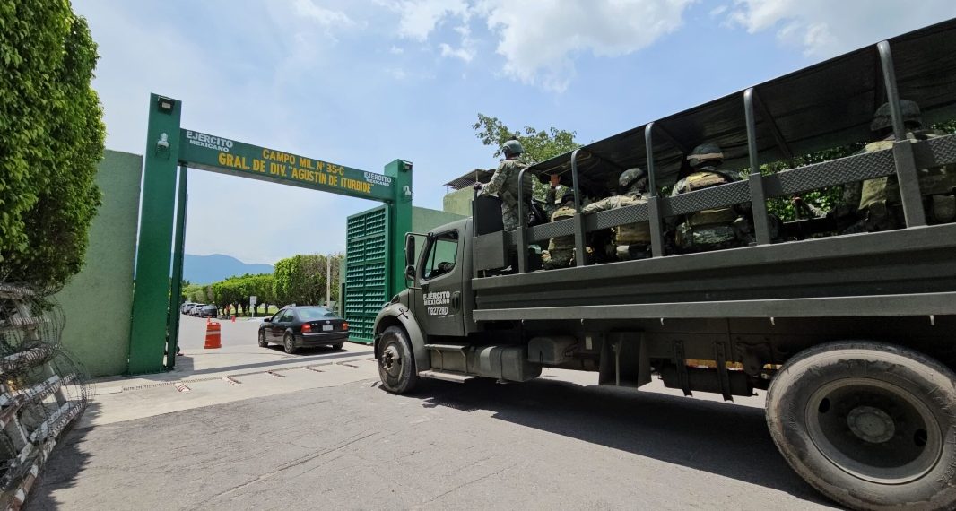 Abren el 27 Batallón en Iguala a padres de los 43