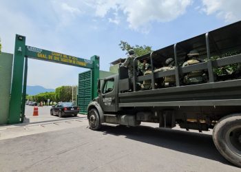 Abren el 27 Batallón en Iguala a padres de los 43