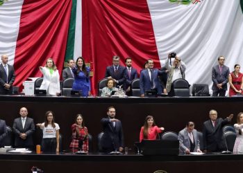 Rinden protesta diputados y senadores en el Congreso de la Unión que domina la 4T