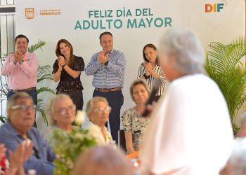 Celebran Patricia Ruibal y Antonio Astiazarán a abuelas y abuelos en su día