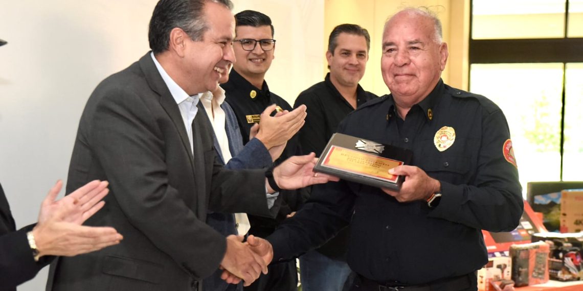 Son Bomberos de Hermosillo un ejemplo, afirma Antonio Astiazarán